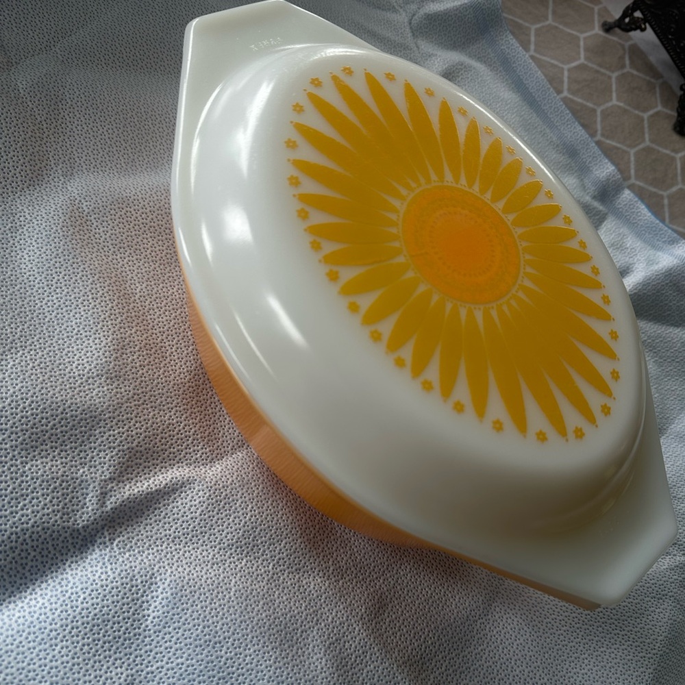 Vintage Pyrex Yellow Sunflower Casserole Dish